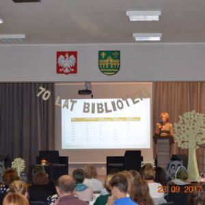 Dyrektor biblioteki Renata Małyska-Pilśniak opowiedziała, jak zmieniała się biblioteka na przestrzeni lat.